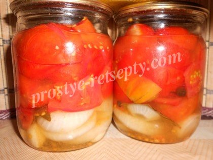 Консервовані помідори в желе на зиму з цибулею і петрушкою