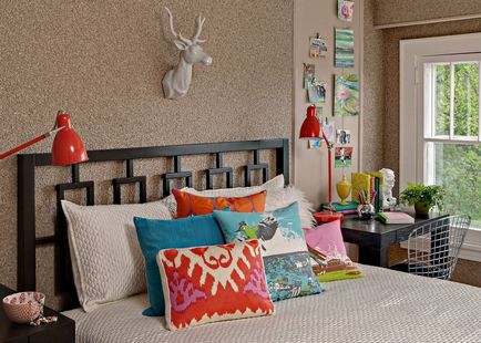 Красиві диванні подушки в інтер'єрі вітальні прикрашаємо дизайн кімнати цікаво