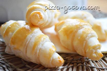 Croissants făcute de patiserie la domiciliu - rețetă cu fotografie