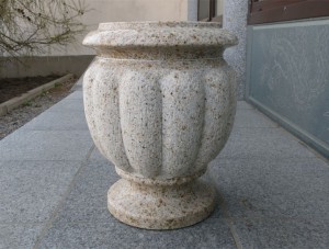 Vand vase clasice de flori din piatra de granit si marmura - vanzare si personalizare