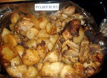 Aripile de pui cu cartofi în cuptor în rețeta mânecii cu o fotografie, un blog culinar