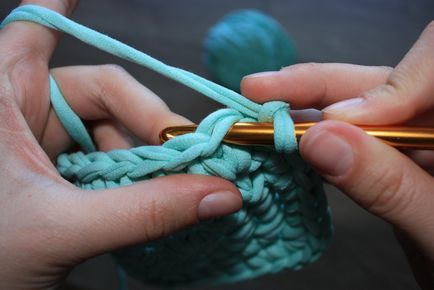Coș pătrat din perete tricotat din fire tricotate - manual