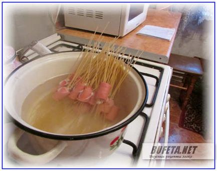 Macaroane (spaghete) în cârnați