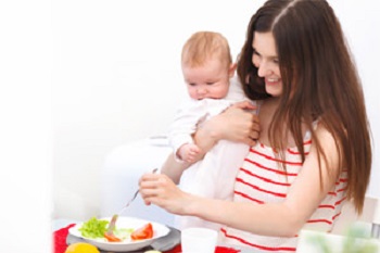 Este posibil ca mamele care alăptează să alăpteze tomate să alăpteze un nou-născut