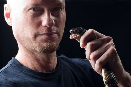 Az ember vált immunisak a harapás halálos kígyó, miután több száz harapás