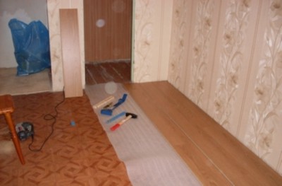 Mi feküdt laminált padló a lakásban, és a bázis követelmények