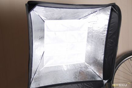 Un bunbox softbox 60x60 cu suport de tip s pentru bliț