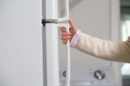 Nem zárja be a hűtő ajtaját, hogy nem rossz, és nem feszes, megjavítani az ajtót, kilépett gumi