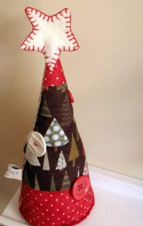 Karácsonyfa készült ruhát kezével, fotó mikron