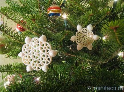 Karácsonyi játékok a karácsonyfa kezével fotó
