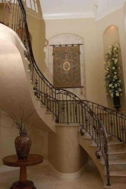 Ferestrele pe scări într-o fotografie de casă privată la etajul al doilea