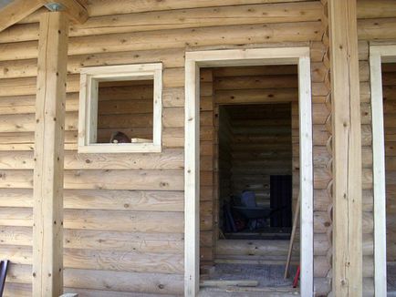 O fereastră de uși într-o casă de lemn cu mâinile sale