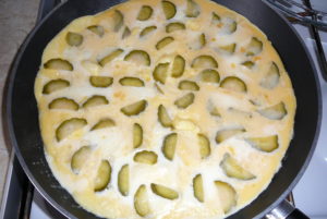 Omelet cu castraveți murate și mozzarella