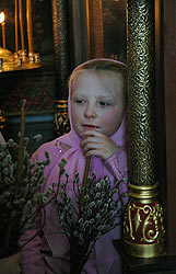 Обережно дитина в храмі