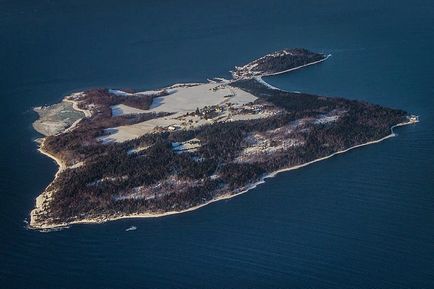 Insula este o închisoare norvegiană pentru criminali foarte periculoși, pe care toți prizonierii o visează