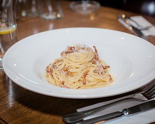 Paste carbonara din restaurant dens