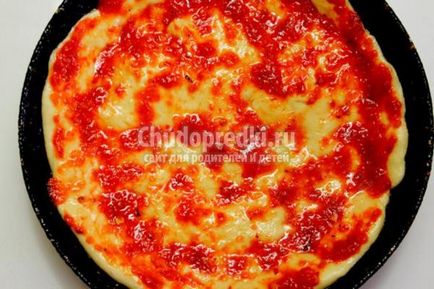 Піца з куркою, сиром і овочами
