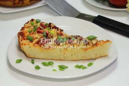 Pizza cu pui, brânză și legume