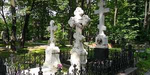 Căutați un mormânt într-un cimitir într-un vis, o interpretare pe o carte de vis, o cruce veche