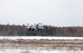 Zboruri pe luptător MiG-29 în stația de stratosferă