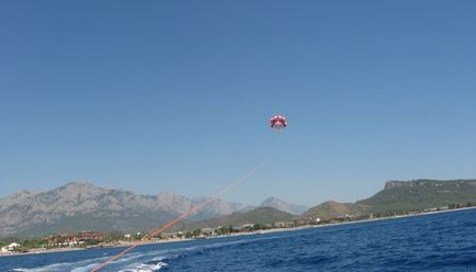 Parasuta cu barca, calatorie, drumetii, trekking