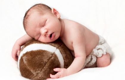 Jelent egy újszülött baba alszik a hasán oldalán vagy hátsó