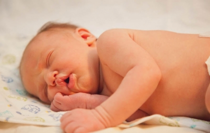 Пози для сну новонародженої дитини на животі, на боці або на спині