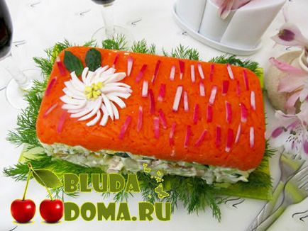 Sos de salată de vacanță cu pui și caise uscate, rețetă pentru salată cu pui pe o masă festivă