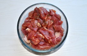 Ingrediente de carne de porc cu dovlecei - fotorecepție pas cu pas