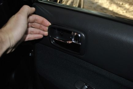 Розбирання задніх дверей в автомобілі mitsubishi lancer 9