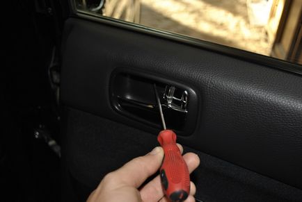 Розбирання задніх дверей в автомобілі mitsubishi lancer 9