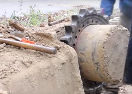 Repararea uneltei de rulare a unui excavator cu șenile