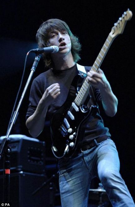 Ru hogyan lehet a híres elektronikus gitár Fender Stratocaster (Jimi Hendrix, Eric Clapton) Ru hogyan lehet a híres elektronikus gitár Fender Stratocaster