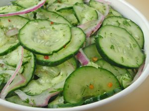 Salata de castraveți cu morcovi pentru iarnă - poate păstra!