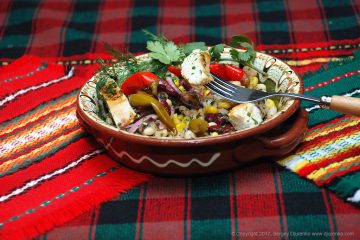 Salată cu fasole și pui, porumb conservat, verdeață și ardei
