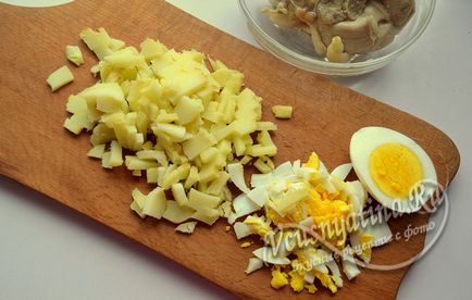 Saláta csirkével és gombával recept egy fotó