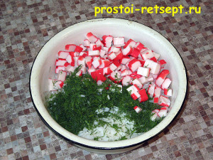 Salata cu orez și cârnați de crab, este ușor de gătit!