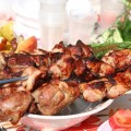 Shish kebab din carne de porc în shashlik electrice