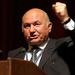 Țara citește scrisoarea lui Luzhkov către Medved, un reporter federal