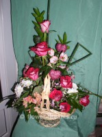 Esküvői virág kosarak - kosarak friss virágok díszítik a belső a menyegző