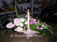 Esküvői virág kosarak - kosarak friss virágok díszítik a belső a menyegző