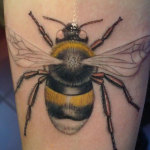 Valoarea tatuajelor de albine, fotografii și schițe