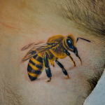 Valoarea tatuajelor de albine, fotografii și schițe