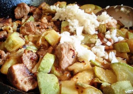 Párolt sertéshús cukkini egy serpenyőben - lépésről lépésre recept fotók a (élelmiszer) Párolt sertéshús cukkini egy serpenyőben - lépésről lépésre recept fotók