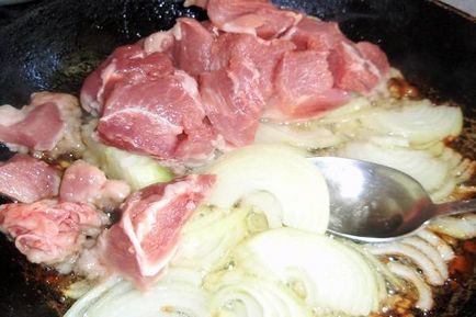 Тушкована свинина з кабачками в сковороді - покроковий рецепт з фото на