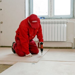 Plasarea placajului pe podea cu propriile mâini pentru acoperiri grosiere și decorative, repararea încrederii