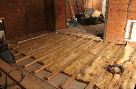 Dispozitivul unei podele din lemn dintr-un apartament dintr-o placă care se așeză pe bușteni, cum se pune, o podea din beton,