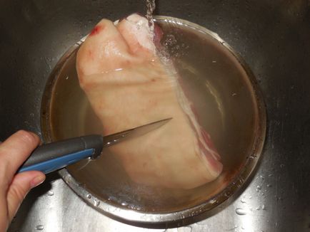 Rola fiartă de carne de porc taiată în manșon - cât de delicioasă este să gătești o rolă de peritoneu de porc,