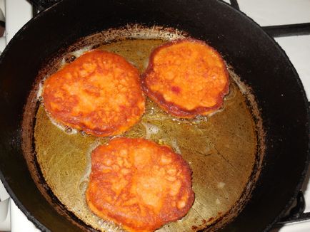 Clatite delicioase din rosii cu usturoi - cum sa preparati clatite de tomate cu soda, pas cu pas reteta