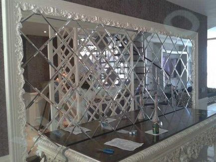 Mirror panelek a belső üveg a falon, a ferde az üveg a kezében, egy fényképet